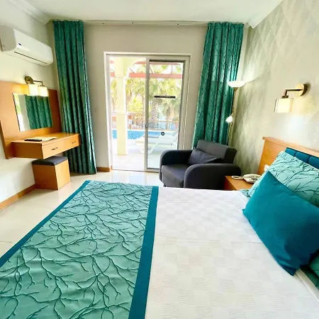 מלון Forest Village 5*