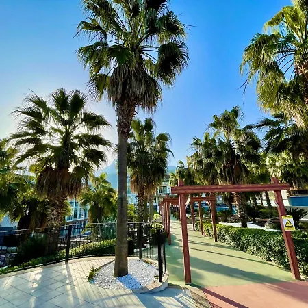 Forest Village מלון 5*