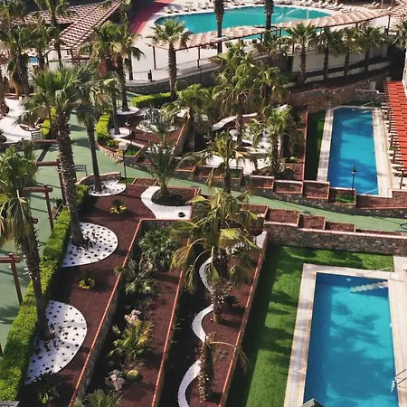 מלון Forest Village