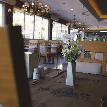 מלון Forest Village