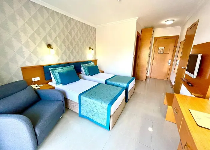 מלון Forest Village 5*