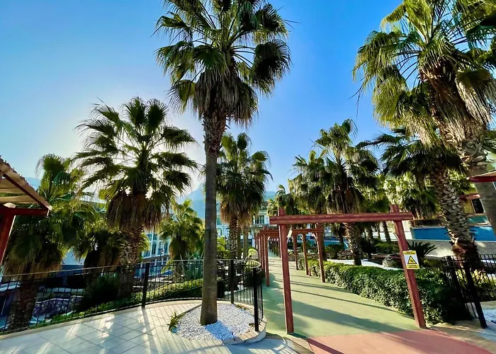 Forest Village מלון 5*