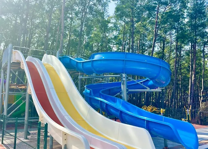 מלון Forest Village 5*