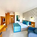 Forest Village 호텔 5*